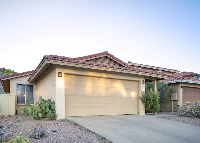 Desert View Pool & Hot Tub Holiday home *