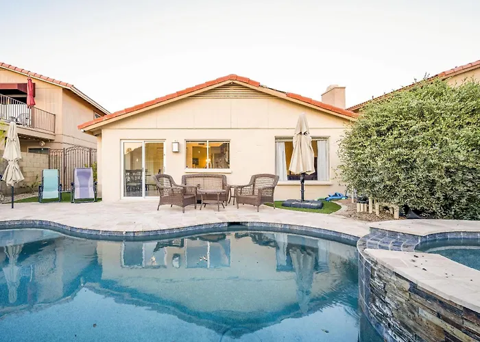 Desert View Pool & Hot Tub Holiday home *